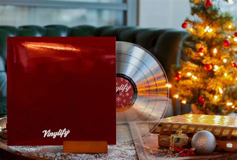 Upload your favorite songs to make a personalized vinyl record, add a custom jacket and give the gift of music to your favorite people! Gift or create your Christmas custom vinyl record at vinylify.com (met afbeeldingen) | Vinylplaten