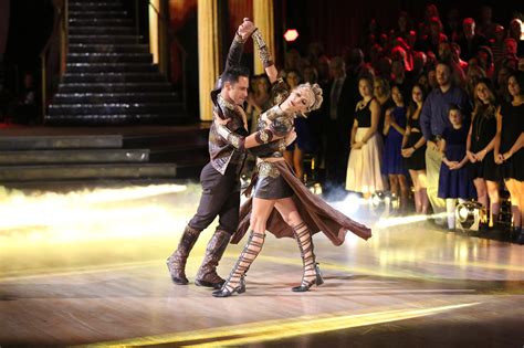 Dancing With The Stars Recap Shocking Elimination Leads Into The Finale Baltimore Sun