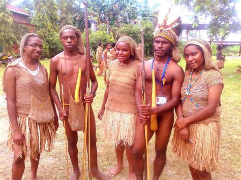 Pakaian Adat Papua Paling Populer Kuteka dan Rok Rumbai