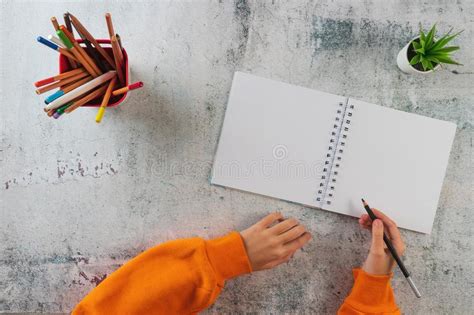 Lenfant Crit Au Crayon Dans Un Carnet Photo Stock Image Du