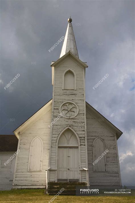 Weathered Wooden Church Under Dark Skies — Christianity Holy Stock
