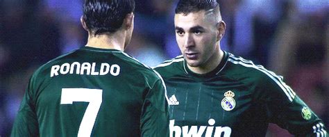 ¿acaso benzema es malo?benzemá lleva 4 goles y 4 asistencias en 10 partidos. cristiano ronaldo karim benzema gif | WiffleGif