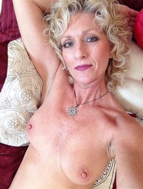 La Nonna Dai Capelli Corti Ha Ancora Un Corpo Attraente Foto Erotiche