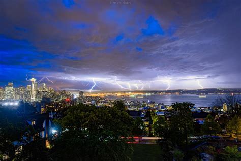 Amazing Lightning In Seattle Powered By Extraordinary Moisture From