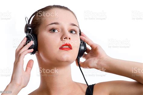 白い背景に隔離されたヘッドフォンを持つ美しい女の子 エンタメ総合のストックフォトや画像を多数ご用意 エンタメ総合 オーディオ機器 カジュアルウェア Istock