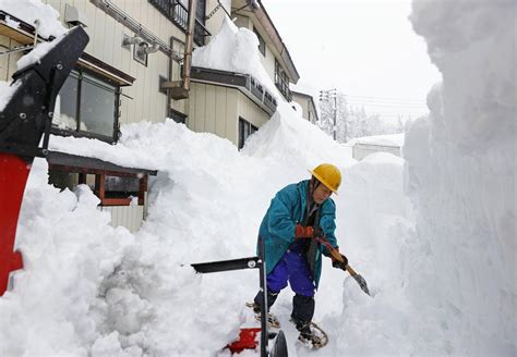 Record Snowfall In Japan Leaves Drivers Stranded Overnight The Japan