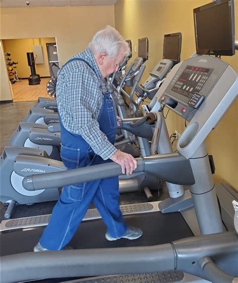 91 Year Old Gym Member Who Works Out In Overalls Becomes Social Media