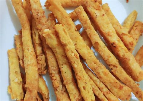 Goreng cheese stick dalam minyak banyak yang dipanaskan dengan api sedang lalu tunggu sampai cheese stick berubah keemasan. Resep Cheese stick renyah no ribet oleh Ina Permana - Cookpad