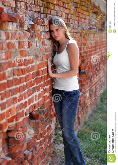 Reizvolle Junge Frau Gegen Eine Backsteinmauer Stockbild Bild Von