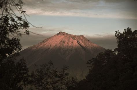 Fakta Menarik Gunung Kerinci Salah Satunya Jadi Gunung Berapi Aktif