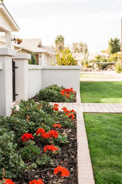 For those of you who have a blank front page, this is your chance to make your front yard look attractive and charming. Front Yard Flower Bed Ideas 32 - 24 MOLTOON