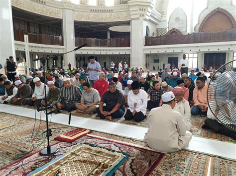 Solat sunat ini mempunyai kelainan kerana pada sujud yang terakhir, mukmim yang melakukan solat hajat itu perlu. Solat Hajat Untuk Keamanan dan Kelancaran Pelantikan PM ke ...