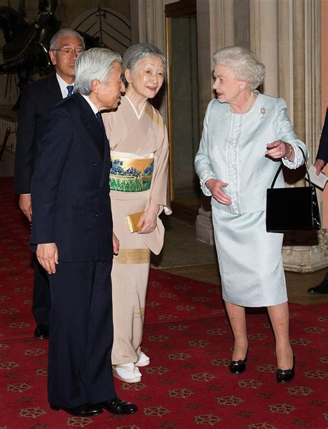 Britains Queen Elizabeth Ii Greets Emperor Akihito And Empress Michiko