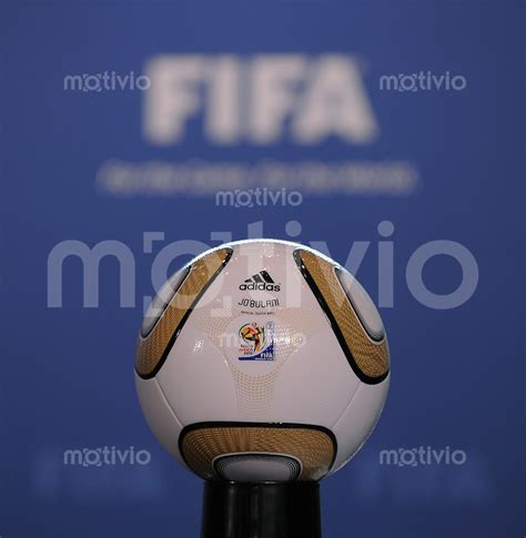 Katar verspricht eine bezahlbare fußballweltmeisterschaft 2022. FUSSBALL WM 2010 Finalball WM Ball Jabulani von Adidas ...