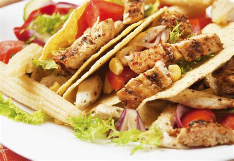 Los tacos son la receta mexicana por excelencia, conocida en cualquier rincón del mundo y, poco a poco. Tacos con pollo - Miércoles de plaza | Crockpot recetas de ...