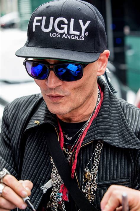 Ein mann soll in das anwesen des schauspielers in los angeles eingedrungen sein und sich einen drink und eine dusche. La mala vida de Johnny Depp se refleja en su deteriorado ...