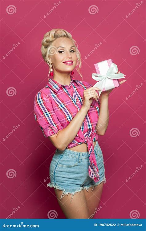 Mannequin De Pin Up De Femme Avec Le Cadeau Sur Le Rose Photo Stock