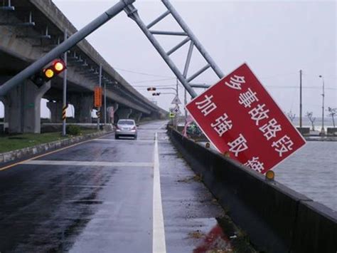 但因為颱風洪水、農業開發、攔砂壩阻隔 等諸多因素衝擊，使得生存棲地環境變化很大，並且造成嚴重威脅其生存。 雪霸 國家公園管理處因此自 1994 年開始進行櫻花鉤吻鮭族群現況的普查工作，以瞭 解並掌握櫻花鉤吻鮭族群數. 梅姬颱風肆虐 大型交通標誌倒塌 | 主流傳媒