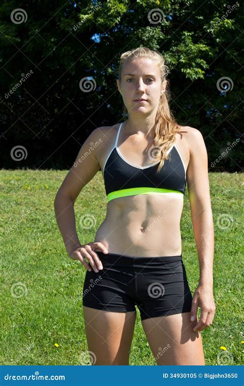 Atletische Vrouw In Een Sportenbustehouder En Borrels Stock Afbeelding Image Of Wijfje