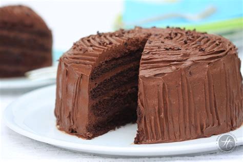 Kleine supersaftige Schokoladen-Buttercreme-Torte zum Geburtstag ...