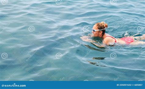 Una Donna In Bicchieri Si Sta Allenando A Nuotare Per Strisciare In