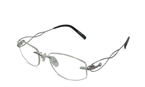 how to choose eyeglasses for the older women