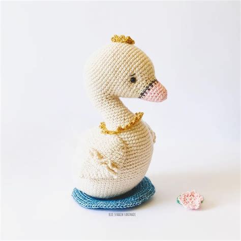 Free Crochet Amigurumi Swan Pattern In 2021 Crochet Amigurumi Easy