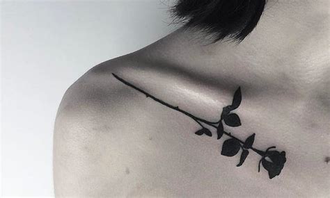 Realistic red rose with purple leaves tattoo on the right shoulder. Tatuajes de rosas negras: significado y recopilación de ...