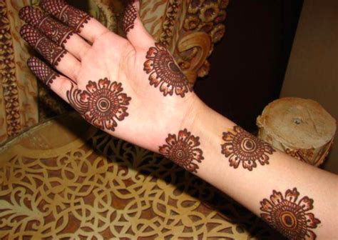 Are you looking for free s imple templates? 16 Simple and Elegant Mehandi Designs for Your Hands - Indusladies.com