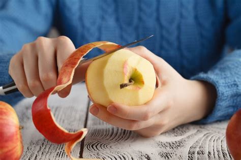 How To Peel An Apple