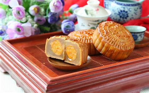 Adults guess lantern riddles and watch the moon, children play around, and various toys and foods are. Travel Photos of The Mid-autumn Festival Food, The Mid ...