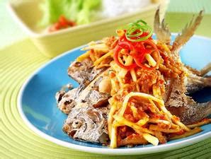 Lumuri daging ikan dan bagian tulangnya dengan perasan jeruk nipis, garam dan merica. Resep Ikan Goreng Bumbu Mangga
