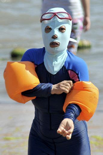 le facekini encore présent sur les plages chinoises eviter le soleil à tout prix