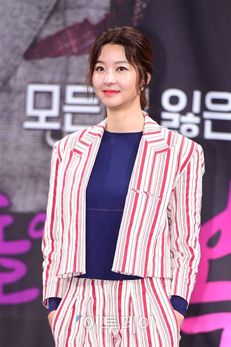 (서울=연합뉴스) 현혜란 기자 = 배우 송선미(42)의 남편 고모(45)씨를 흉기로 찔러 숨지게 한 20대가 구속됐다. 송선미 측, 남편 사망에 공식 입장…"유산 분쟁 아닌 억울한 ...