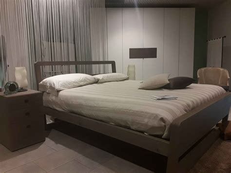 Che optiate per un letto a una o due piazze, in legno o in metallo, a baldacchino o con rete, i nostri letti uniscono stile e comfort per la vostra camera da letto. Letto matrimoniale Mod. Feel in legno e Comodini - Letti a ...