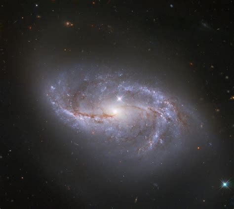El telescopio espacial hubble tomó una fotografía de la galaxia espiral ngc 1300, ubicada a 70 millones de años luz de distancia, en la constelación de. El telescopio espacial Hubble coloca una impresionante ...