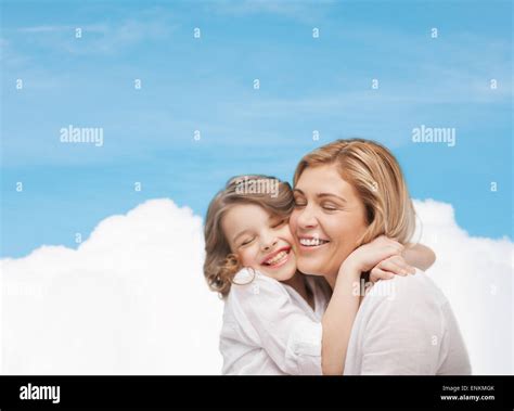 Madre E Hija Feliz Abrazando Fotografía De Stock Alamy