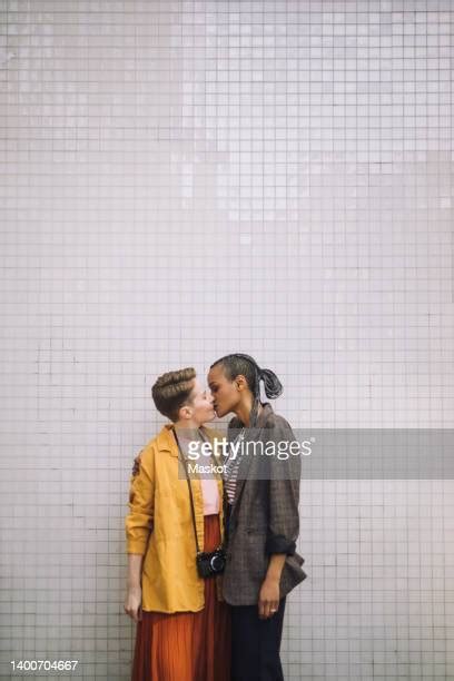 2 lesbians kissing stockfoto s en beelden getty images