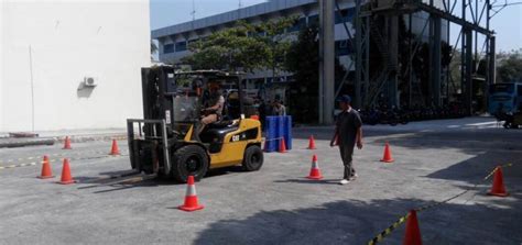 The certificate shows that you have been trained. Pelaksanaan Pelatihan Operator Forklift PT Frisian Flag Indonesia 22 s.d 24 Agustus 2017 ...