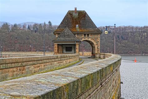Der edersee, auch ederstausee genannt, ist mit 11,8 km² wasseroberfläche und mit 199,3 mio. Edertalsperre Foto & Bild | architektur, talsperren, dämme ...