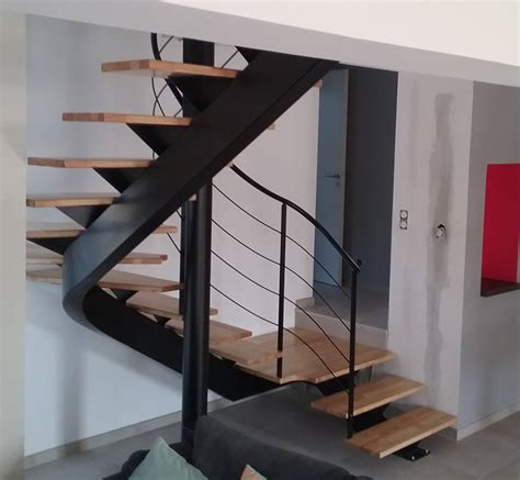 Votre escalier métallique d'intérieur sera constitué de métal et de bois et sa forme variera en fonction de vos goûts. Escalier 2/4 tournant haut limon central - Atelier des ...