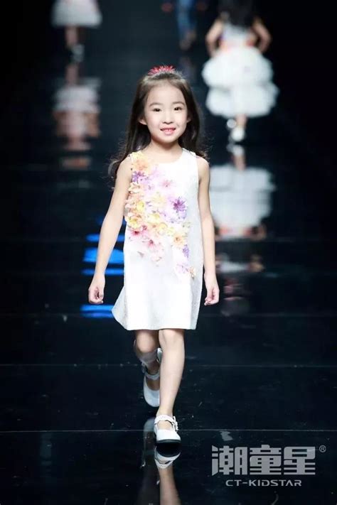 可爱孩童t台走秀 国际少儿模特大赛启动仪式视频 网络排行榜