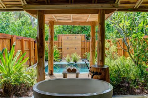 20 Outdoor Shower Designs For The Luxury Home Owner