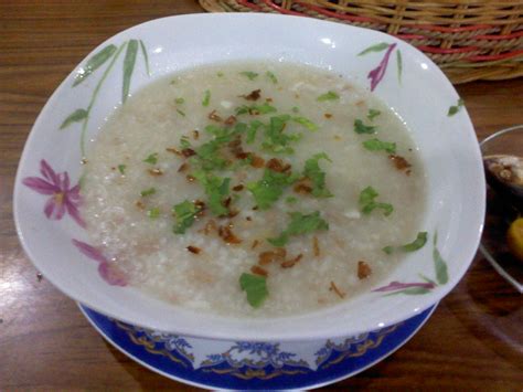 1 cup beras, 150 gr daging cincang, 1 btg daun bawang, iris kecil, air untuk memasak, garam, lada, topping: Resepi Bubur Daging | A Taste of Home