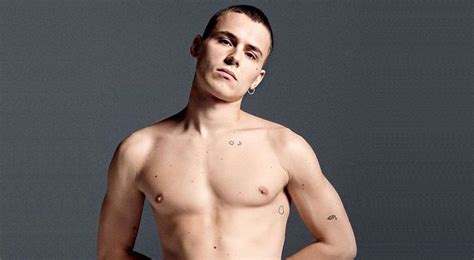 On elite, arón plays star athlete ander muñoz, the son of the school's principal who is under constant pressure to excel. Arón Piper ('Élite') se desnuda en una nueva campaña ...