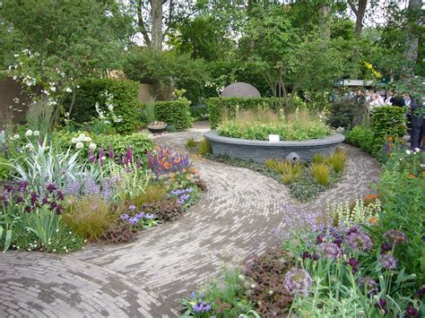 Front Garden - Chelsea Garden Show | Garden design, Chelsea garden, Garden angels