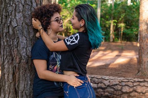 Pareja De Lesbianas En Un Hermoso D A En El Parque Foto Premium