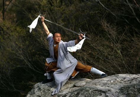 لم يخرق جسم الراهب جاو روي (24 عاما) ، من معبد شاولين، قضيب الحديد وأسياخ فولاذية، وحتى. معبد شاولين 1982 : Shaolin Temple Poster Jet Li Page 1 ...