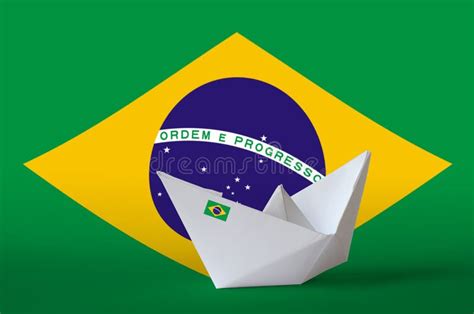Bandeira Do Brasil Retratada No Armário De Um Navio Origami De Papel