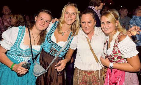 Fotostrecke Dirndl Alarm Pralle Dekolletés So Feiern Die Mädels Beim